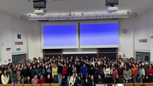 Foto di gruppo per Caironi con gli e le studenti del Politecnico