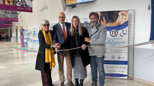 Il momento del taglio del nastro