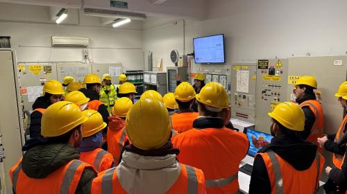 Students with safety helmets in one of the Imerys labs