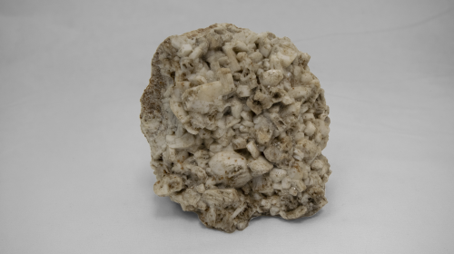 Minerale di colore grigio chiaro