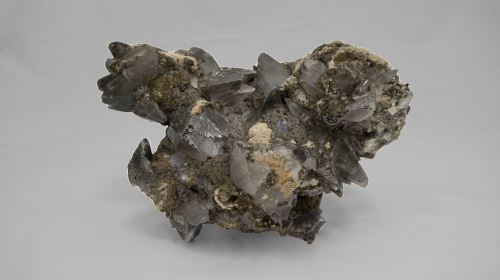 Minerale dalle sfumature che vanno dal grigio chiaro allo scuro