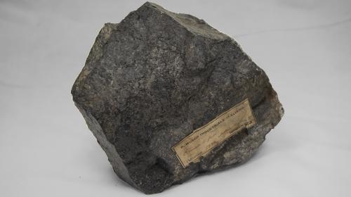 Minerale grigio scuro