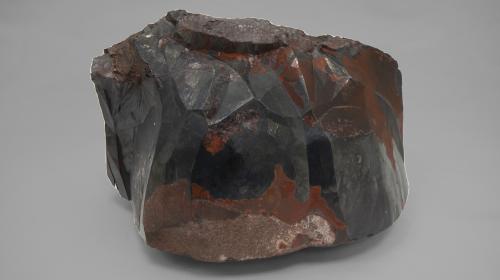 Minerale dalle sfumature nere, marroni e rosse