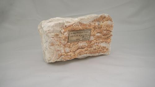 Minerale dal colore bianco e rosa chiaro