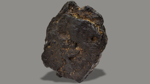 Minerale grigio scuro dalle venature gialle