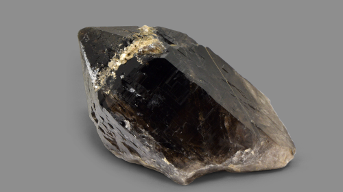 Quarzo di colore nero con sfumature beige