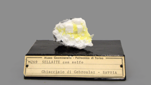 Minerale bianco con sfumature gialle