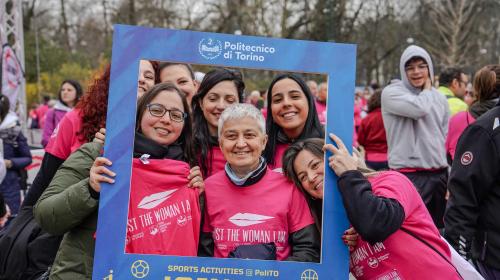 Il Prorettore Elena Maria Baralis con la comunità di Ateneo alla partenza della corsa-camminata
