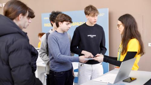 Un momento di confronto tra studenti di oggi e di domani