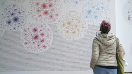 La “controfacciata” che accoglie i visitatori con una nuvola di punti 