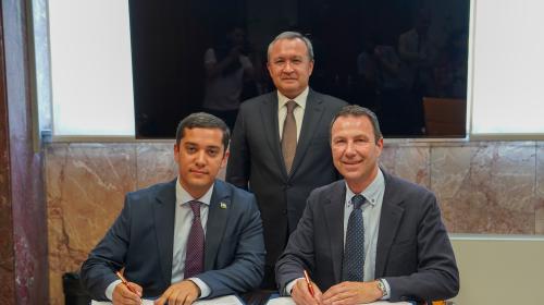 La firma dell'accordo tra i Rettori Corgnati e Tuychev, insieme al Presidente Rozukulov