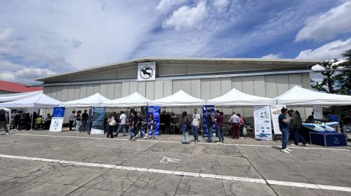 Gli stand dei team studenteschi all'Aeroclub Torino
