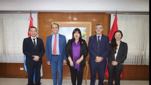 La rettrice della Universidad Nacional de Asuncion a destra del professor Zanino