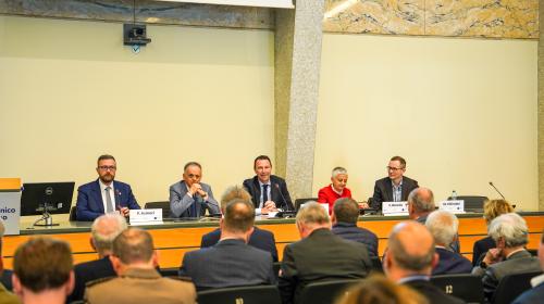 La conferenza stampa di presentazione del computer quantistico
