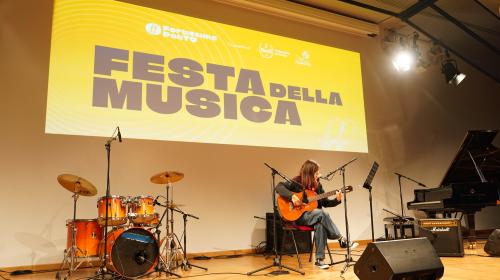 Chitarra e voce si fondono sul palco dell'Ateneo
