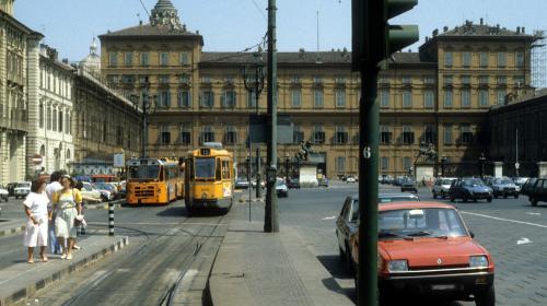 Fermate mezzi pubblici e traffico in piazza Castello