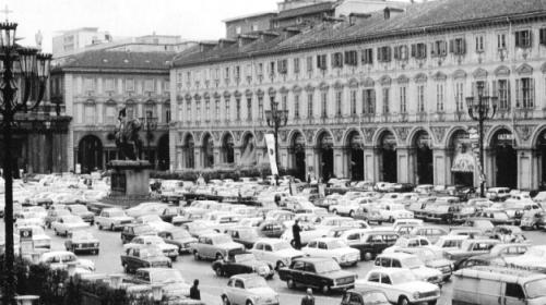 Piazza San Carlo con parcheggi auto