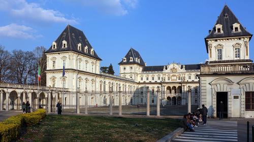 L'area pedonale di fronte al Castello del Valentino al giorno d'oggi