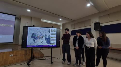 Un altro gruppo presenta il proprio progetto