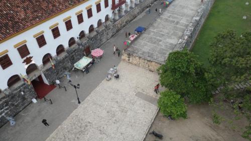 Lo spazio pubblico da ridisegnare e il tratto di mura da rendere agibile con una nuova struttura