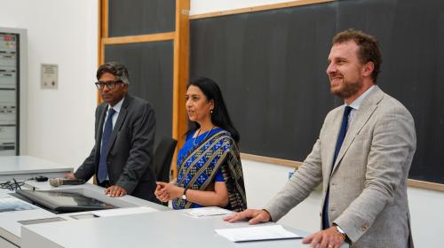 Il Vicerettore Alberto Sapora, l'Ambasciatrice Vani Rao, il Console Generale Lavanya Kumar 