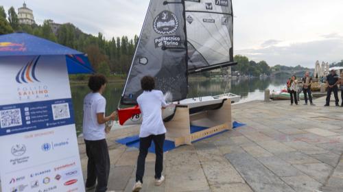 La barca viene "battezzata" come da tradizione
