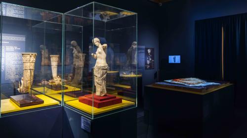 L'installazione del DAD, a destra, nel contesto della mostra