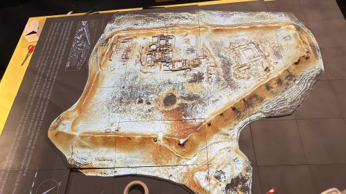 Ultimi controlli all'installazione di videomapping, alla vigilia dell'inaugurazione della mostra