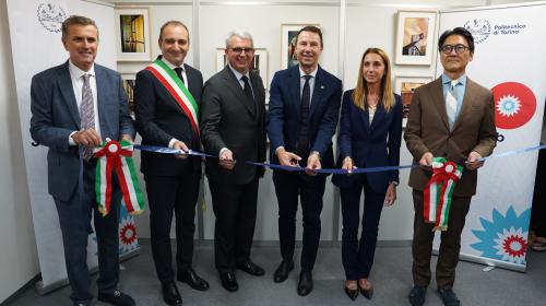 Il momento del taglio del nastro al Japan Hub