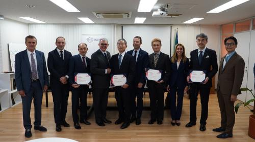 La consegna del riconoscimento ai docenti giapponesi che si sono distinti nella collaborazione con il Politecnico