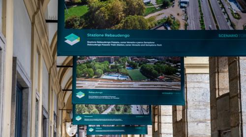 Le fotografie esposte sotto i portici della piazza 