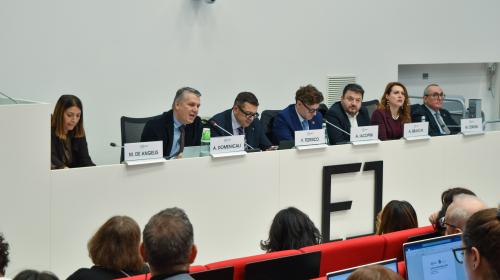 Il tavolo dei relatori e delle relatrici