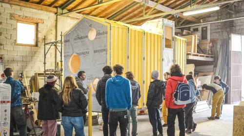 Il team in visita all'officina dove vengono montati i bivacchi