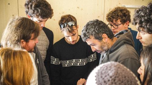 Un momento di confronto del team