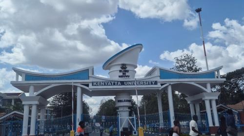 Ingresso di KU. Il motto in Swahili recita: Education is Strength