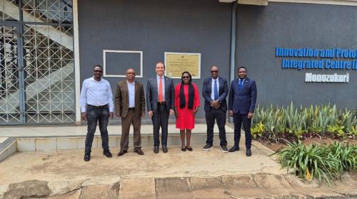 Visita presso JKUAT. Da sinistra: Peter Oketch, Onesmus Muvengei, Roberto Zanino, Mercy Kiio, Samson Njoroge, Raphael Chesori