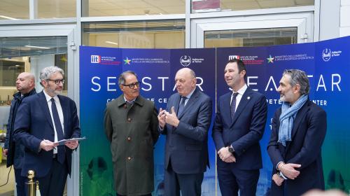 Il momento del taglio del nastro