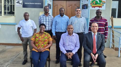 Visita presso l’Internet Reactor Laboratory della IAEA, ospitato presso KU. Da sinistra in prima fila, procedendo in senso antiorario: Margaret Clege, Raphael Nyenge, Roberto Zanino, Mathew Munji, Nadir Hashim, Manasseh Wakeb, Samuel Musa, Kennedy Kilel