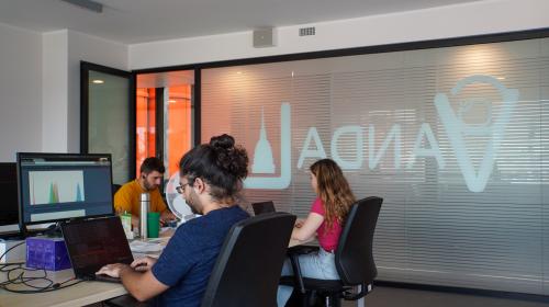 All'interno del Visual and Multimodal Applied Learning Lab (VANDAL)