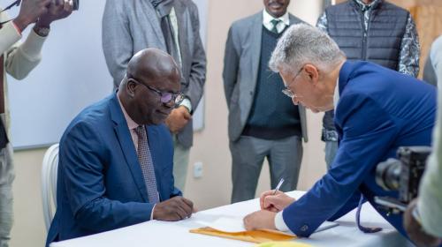 Il Vicerettore della facoltà e il professor Gatto firmano il libro d'oro della cerimonia.
