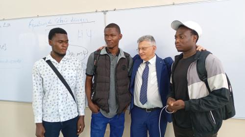 Il professor Gatto con alcuni studenti