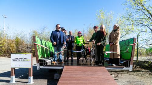 Il momento del taglio del nastro