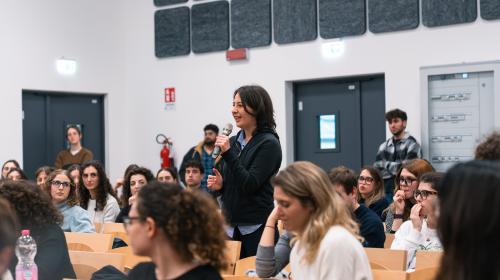 Dialogo tra professioniste e studentesse