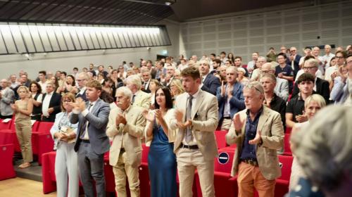 Il pubblico in piedi applaude Walter Cugno al termine della cerimonia