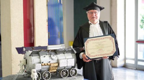 Walter Cugno con la pergamena della Laurea Honoris Causa in Ingegneria Aerospaziale