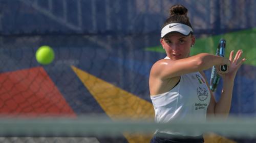 Un'azione della rappresentativa femminile di tennis
