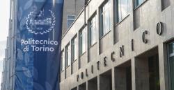 Foto della facciata del Politecnico con uno stendardo blu con logo di Ateneo