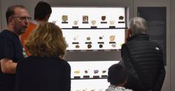 Foto di persone che visitano il museo