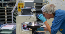 Foto di una ricercatrice in laboratorio
