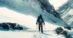 Foto di un alpinista in montagna in mezzo alla neve